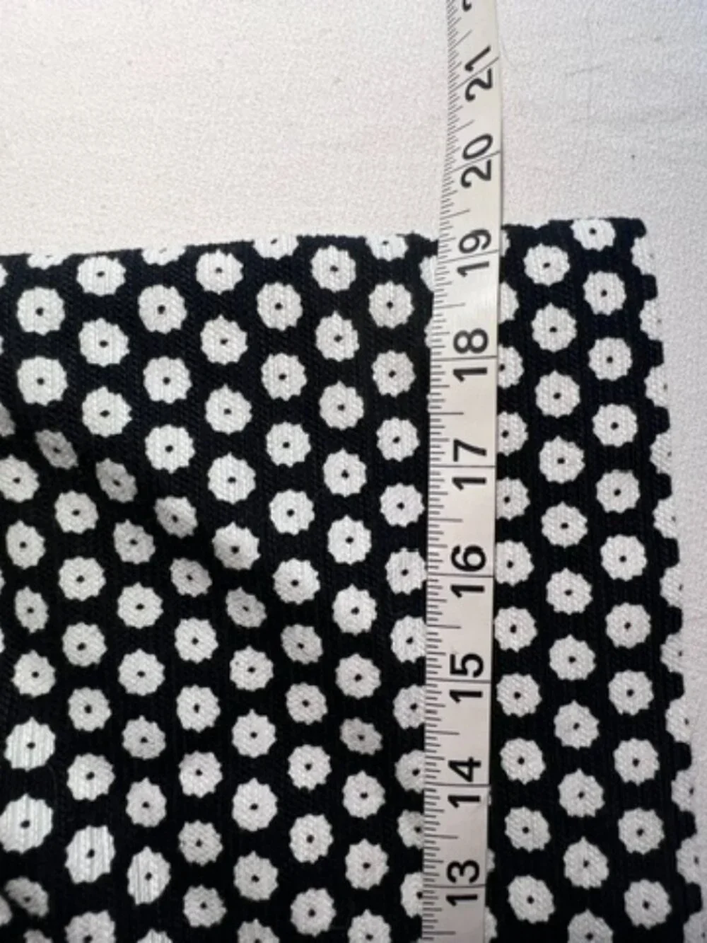 ANN TAYLOR Petite skirt size 0P a classic‎ black and white floral daisy pattern